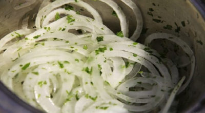 Быстрый маринованный лук для салатов и не только!